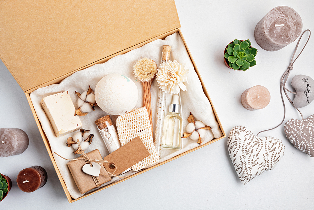Caja con productos personalizados de belleza