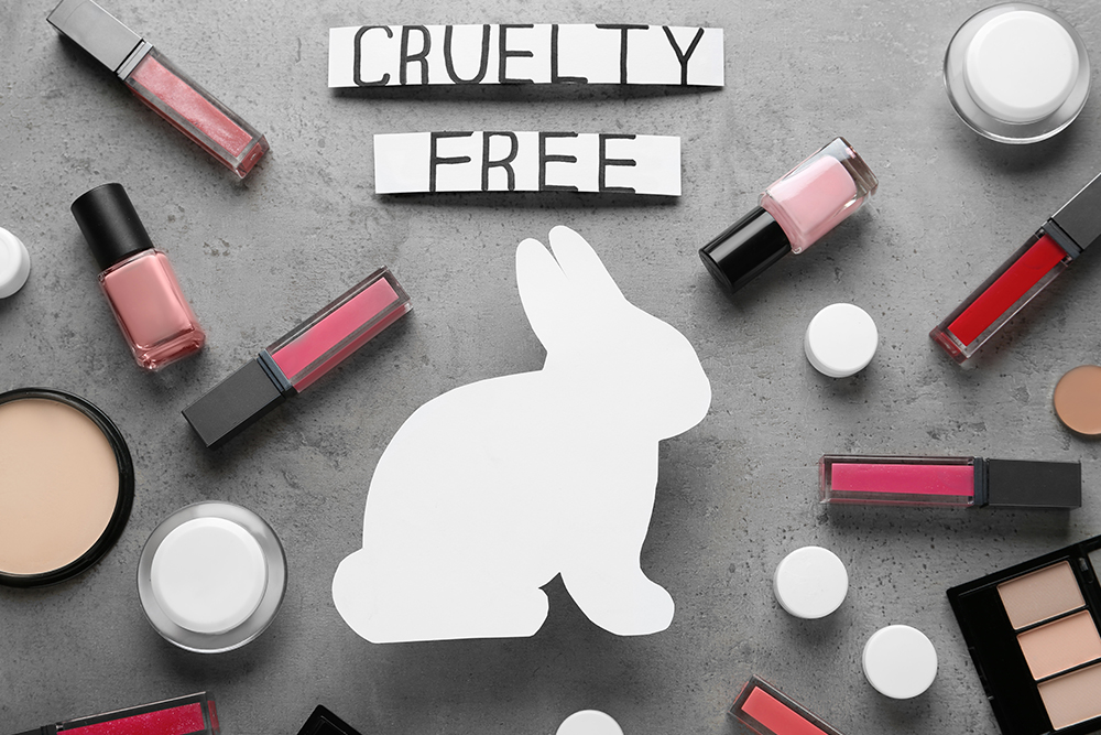 Imagen de productos de belleza sin crueldad animal con la silueta de papel de un conejo